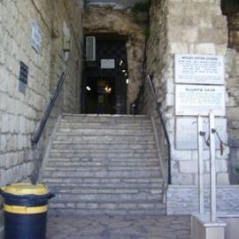 כניסה למערה - Cave entrance