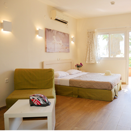 חדר השינה במלון אלמוג - Bedroom at Almog Hotel