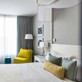 חדר במלון הכולל מיטה זוגית וספה - Hotel Room Features Double bed and couch