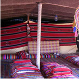 Изображение Talik, beduinul hippie cu fermă de cămile. Merge desculț prin deșert și ”aruncă” pita ca un pizzer italian!