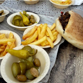 Изображение Shaorma israeliană, gustul tradițional al Orientului Mijlociu. Ce conține și cât costă una ”cu de toate”