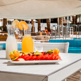 מלון אסטרל פלמה: מזון ומשקאות ליד הבריכה Astral Palma Hotel - Poolside Food And Drinks
