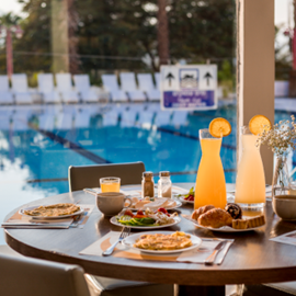 מלון אסטרל נירוונה: ארוחה ליד הבריכה - Hotel Astral Nirvana: A Poolside Meal