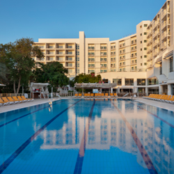 בריכה במלון - Hotel Swimming Pool